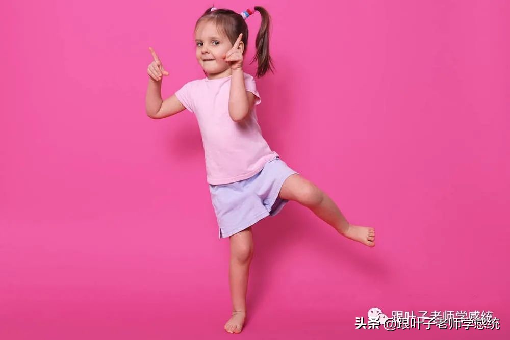 感统训练单腿椅_椅子练腿_感统训练坐独角椅
