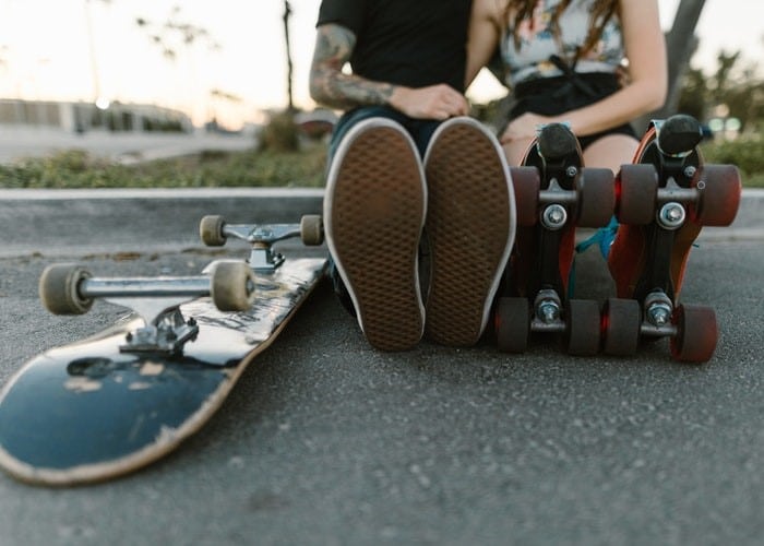 Un Chico con skate y una Chica con patines