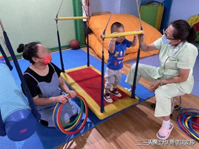 椅子练腿_感统课独脚凳的目的_感统训练单腿椅