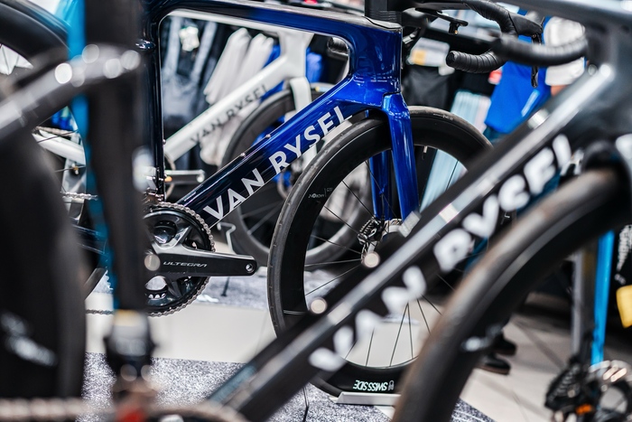 迪卡侬大众专业双轨策略_运动装备专业性价格平衡_迪卡侬 健身手套