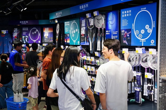 迪卡侬大众专业双轨策略_迪卡侬 健身手套_运动装备专业性价格平衡