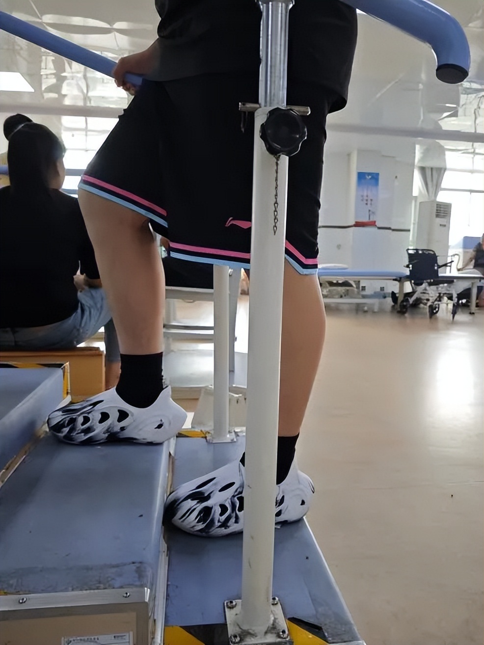 髋关节训练椅_髋关节置换术后康复训练_湖南省直中医医院康复训练方法