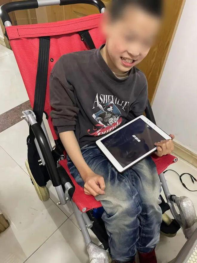 开yun体育app官方下载入口 服务｜新轮椅，很舒服，10个孩子收到了一份暖心的礼物