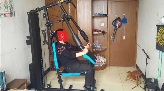 军霞综合训练器使用中