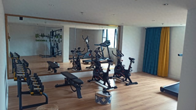 漫画 桂林健身房选器材？耐用智能款适配酒店_校园，提升健身体验