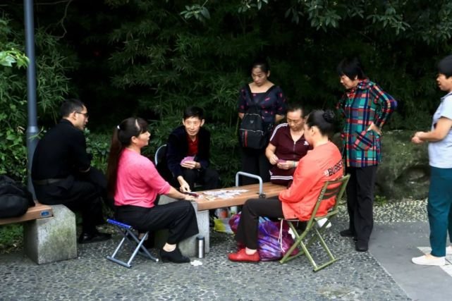 大众化的广场舞_大众健身广场舞蹦迪摇_大众广场舞不是闹着玩