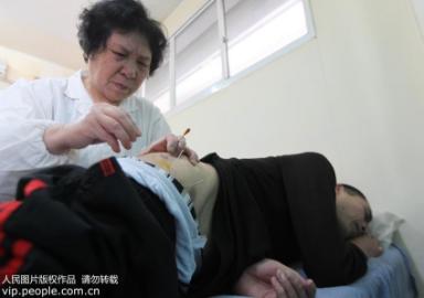 广场健身舞伤不起64步_广场舞锻炼好处_广场舞运动损伤预防