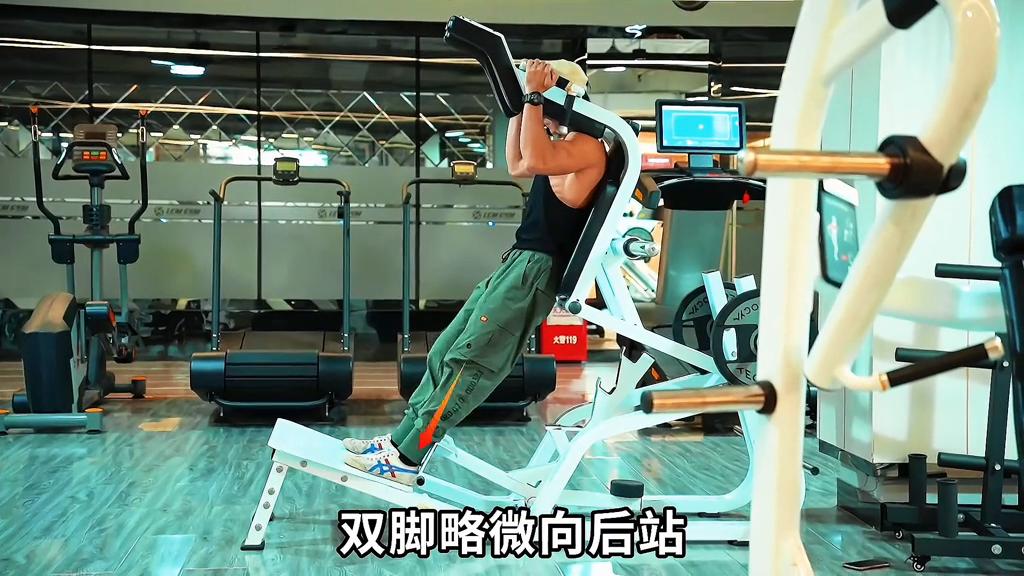 健身房器械教学大全臀腿篇_固定器械使用教程_股四头肌训练椅