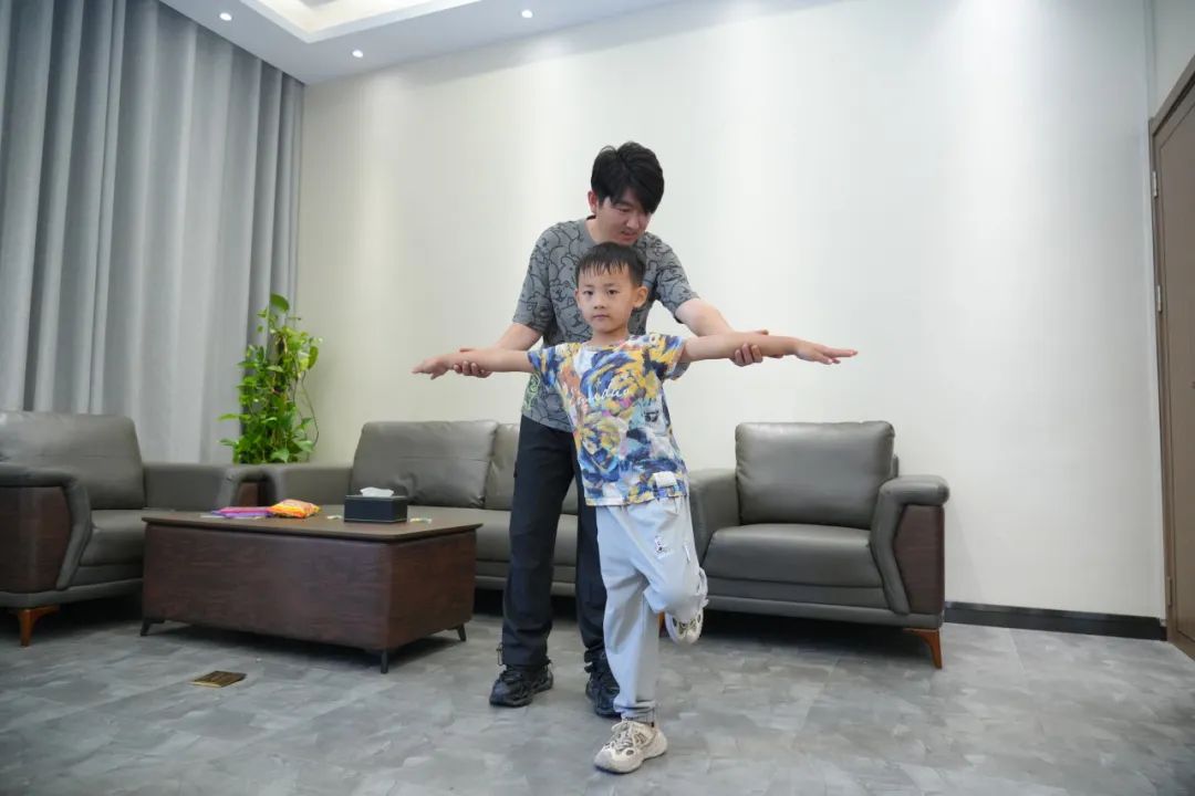 金鸡独立测试平衡能力_感统训练单腿椅_平衡力发展影响专注力