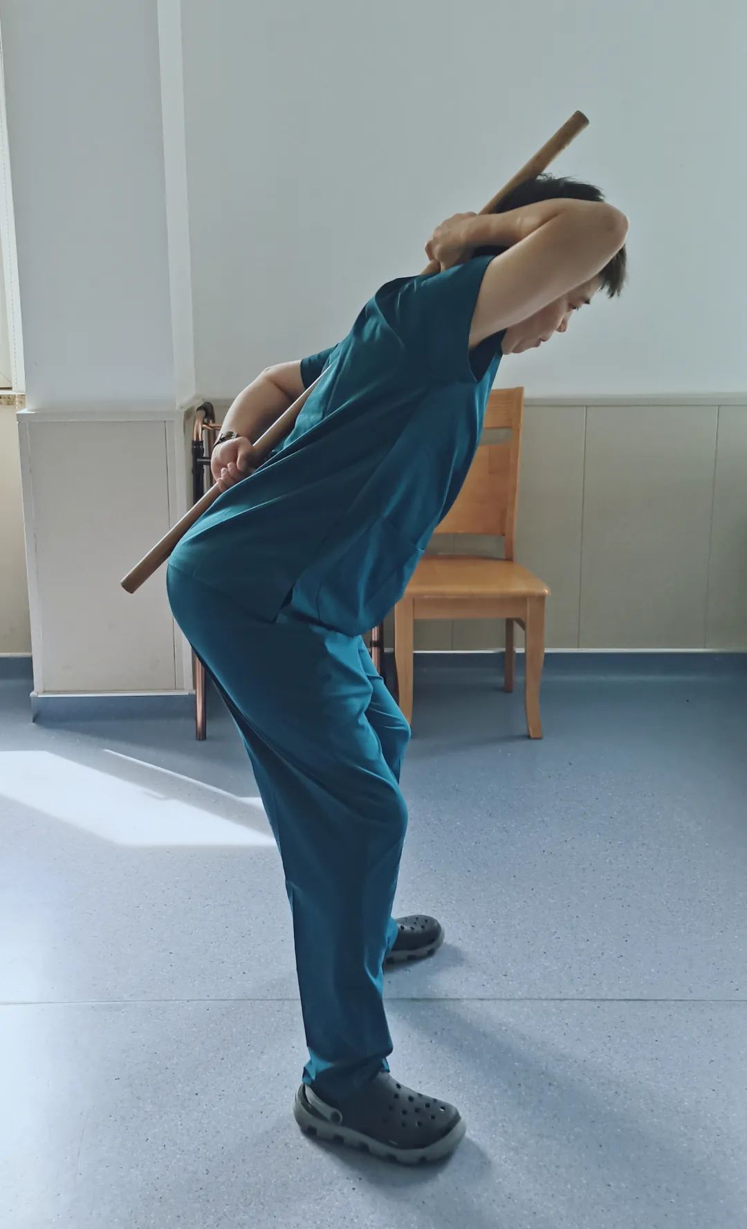 髋关节铰链运动预防腰椎间盘突出_髋关节训练椅_髋关节铰链运动正确姿势