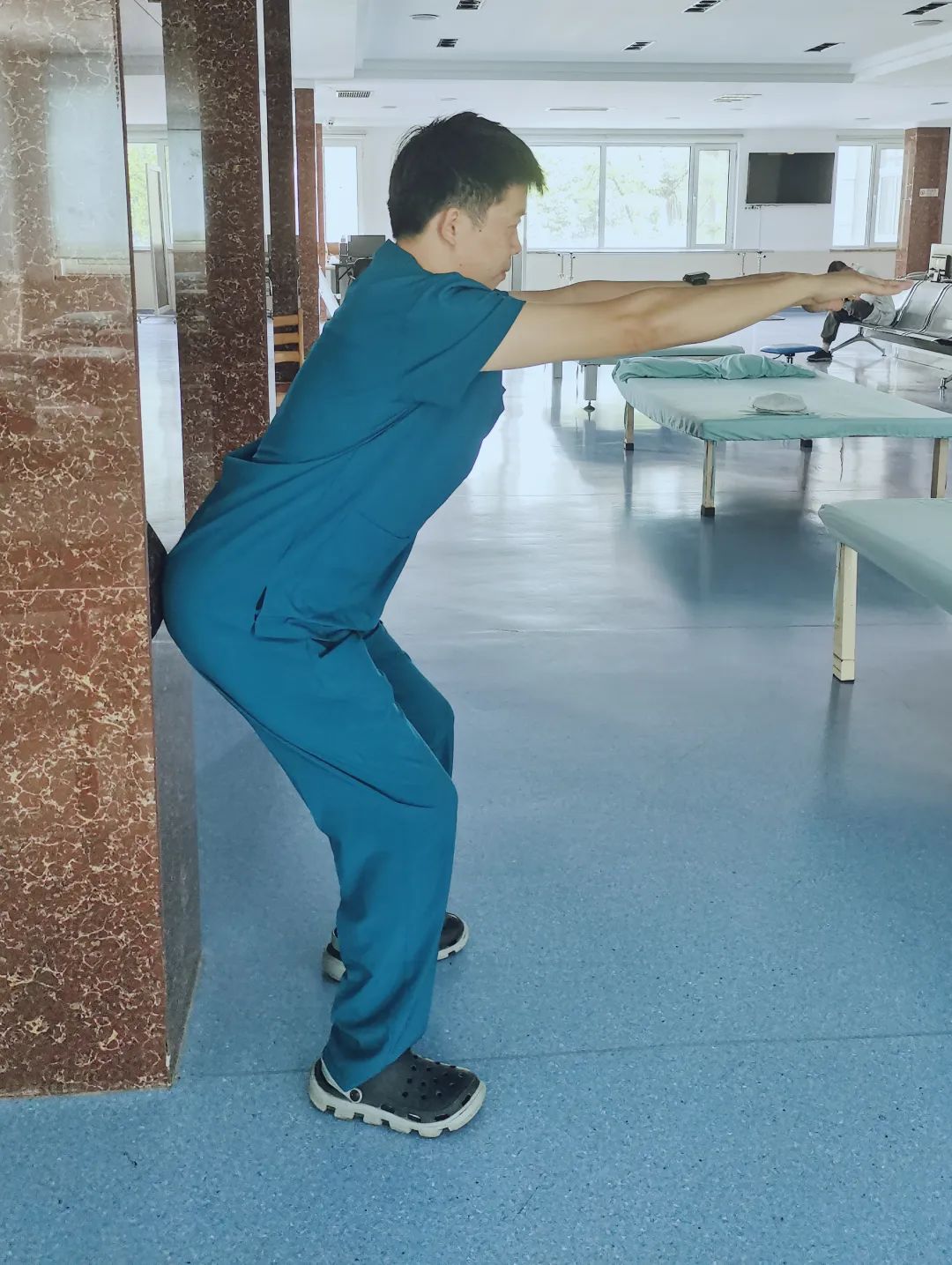 髋关节训练椅_髋关节铰链运动正确姿势_髋关节铰链运动预防腰椎间盘突出