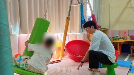 武汉儿童康复感统训练小游戏：竖抱筒丢小球，激活孩子前庭觉，强化手眼协调能力，发展前庭及本体觉，培养专注力-自闭症康复机构-特殊儿童康复中心-心之初