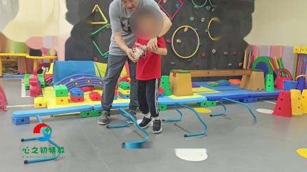 感统训练游戏课题：行走平衡板运小球跳组合-训练孩子的身体平衡控制、动作模仿、专注力、手脚协调等方面，加强身体平衡控制能力、动作计划能力、手脚协调、加强专注力等