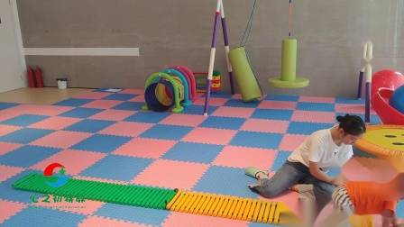 家庭亲子感统训练小游戏：爬平衡步道-目标：刺激前庭觉及触觉，锻炼四肢协调能力及身体灵活性-来源：心之初特殊教育学校（武汉阳逻校区）宝蕊湾特殊儿童康复中心-感统部