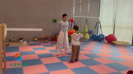 武汉特殊儿童康复中心感统训练小游戏：我是大力士（举重练习）锻炼幼儿全身肌肉发育及手部力量的提升，过肩动作时也能锻炼孩子肩背的舒展促进孩子生长发育