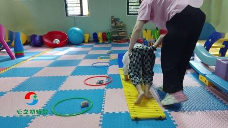 武汉自闭症康复机构心之初特殊教育学校感统部郑老师为您介绍儿童感统训练游戏：小猴子摘水果。此游戏可以训练孩子四肢耐力，手脚协调能力和触觉等