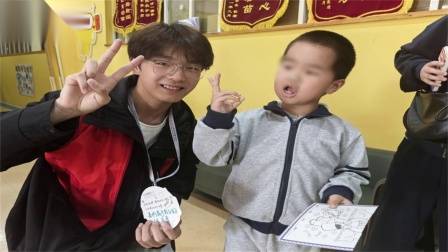 心之初世界孤独症关注日系列活动-心之初教育洪山校区与武汉学院青年志愿者协会永冀服务队开启了为期两天的“蓝色孤独行动，点亮希望星灯”世界孤独症日系列活动。