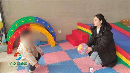 儿童感统训练游戏：坐独凳拍球-促进前庭发展-四肢协调及本体感-培养注意力提升专注力-武汉心之初特殊教育学校