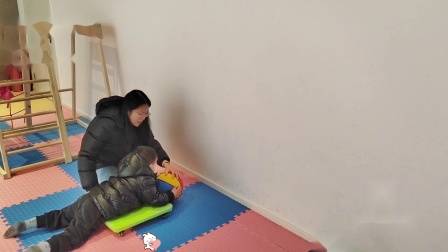 特殊儿童感统训练游戏:趴地推球-针对前庭觉、本体觉、触觉、视觉的训练，提升孩子的眼球追踪及定视的能力，提升注意力，促进动作计划能力的发展-武汉心之初特教学校