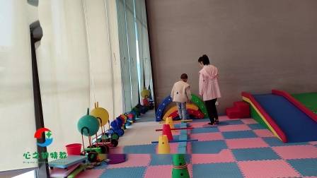 武汉儿童感统训练课题：走平衡木跨障碍-训练孩子的平衡能力和身体控制力，改善前庭失调，增强肢体协调力，提高注意力-宝蕊湾特殊儿童康复中心（心之初阳逻校区）