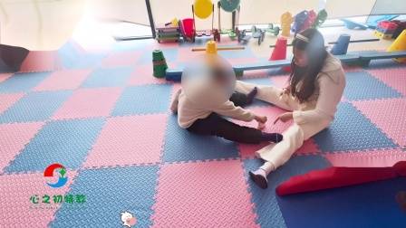 武汉儿童家庭感统训练小游戏:纸杯扣球-锻炼孩子视觉追踪能力及反应力、专注力，提升空间定位和手眼协调能力-来源：心之初特殊教育学校武汉长江新区阳逻街校区(宝蕊湾）