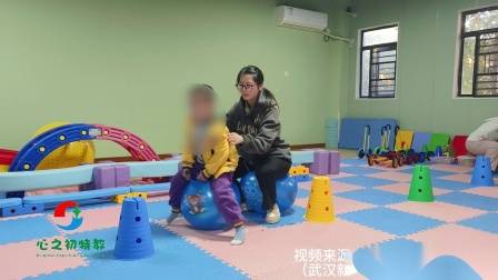 武汉特殊教育家庭感统训练游戏：羊角球跳跃绕障碍物-增强孩子腿部力量，空间判断能力，观察能力等-来源：武汉心之初特殊教育学校(新洲邾城街校区)感统部-郑文丽老师