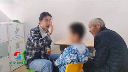 自闭症儿童亲子同训是一种针对自闭症儿童及其家庭的干预方法，旨在通过家长的参与和支持，帮助自闭症儿童提高社交技能、语言能力、行为控制等方面的发展