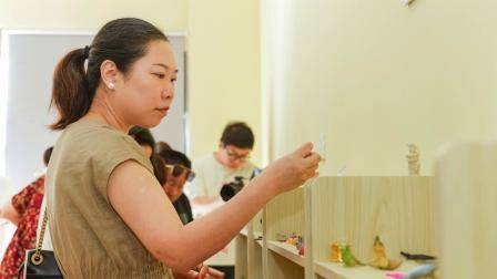 在特殊儿童家长团体沙盘活动，心之初特殊教育学校让家长们体验团队的能量和分享的快乐。每一句分享，每一次感悟，都让爱与力量在彼此的心灵间传递和流淌