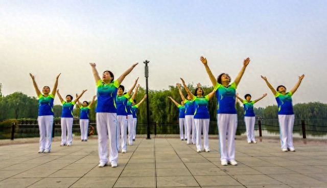 汗汗画画免费阅读在线阅读下拉式 佳木斯有氧健身操，晨曦中的活力舞动