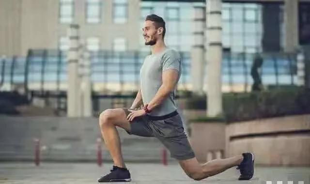 弓箭步锻炼方法_股四头肌训练椅_弓箭步训练效果