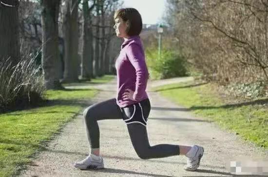 弓箭步训练效果_弓箭步锻炼方法_股四头肌训练椅
