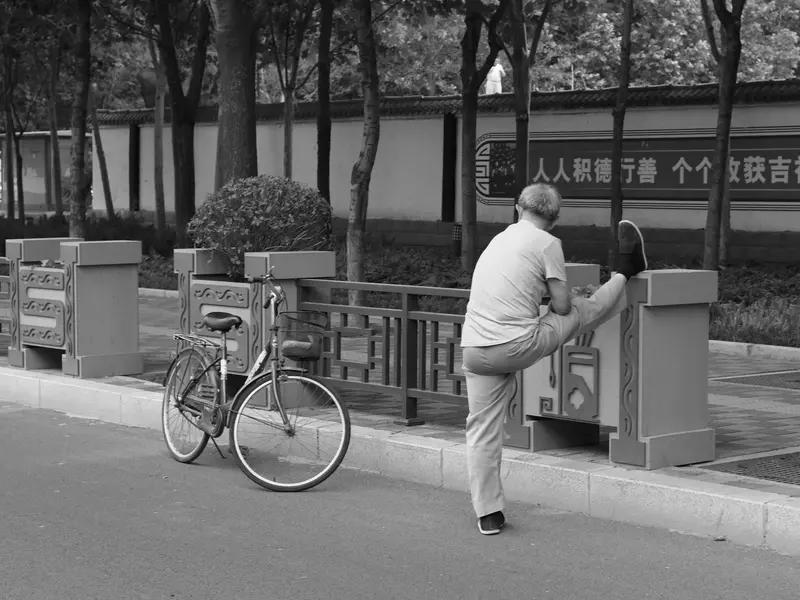 yy漫画画免费读漫画下拉式在线观看 久坐人群必看！提升髋关节灵活性的训练方法