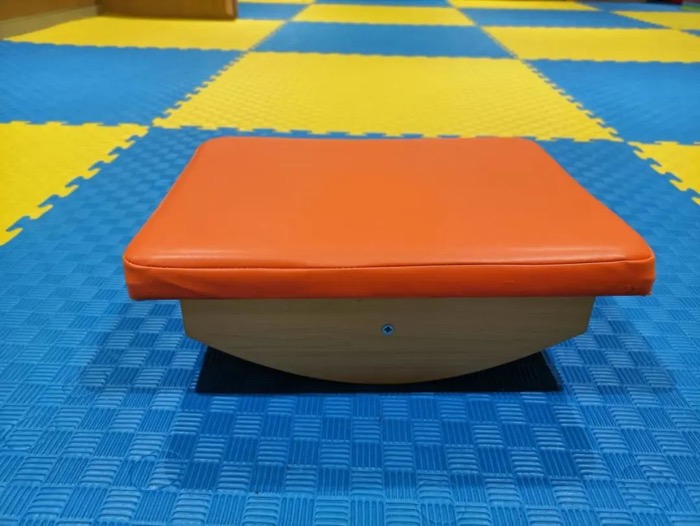 感统训练器材作用_感统训练单腿椅_感统器材游戏