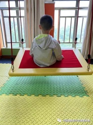 感觉统合训练小游戏_感统训练单腿椅_家庭感觉统合游戏