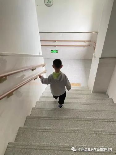 家庭感觉统合游戏_感觉统合训练小游戏_感统训练单腿椅