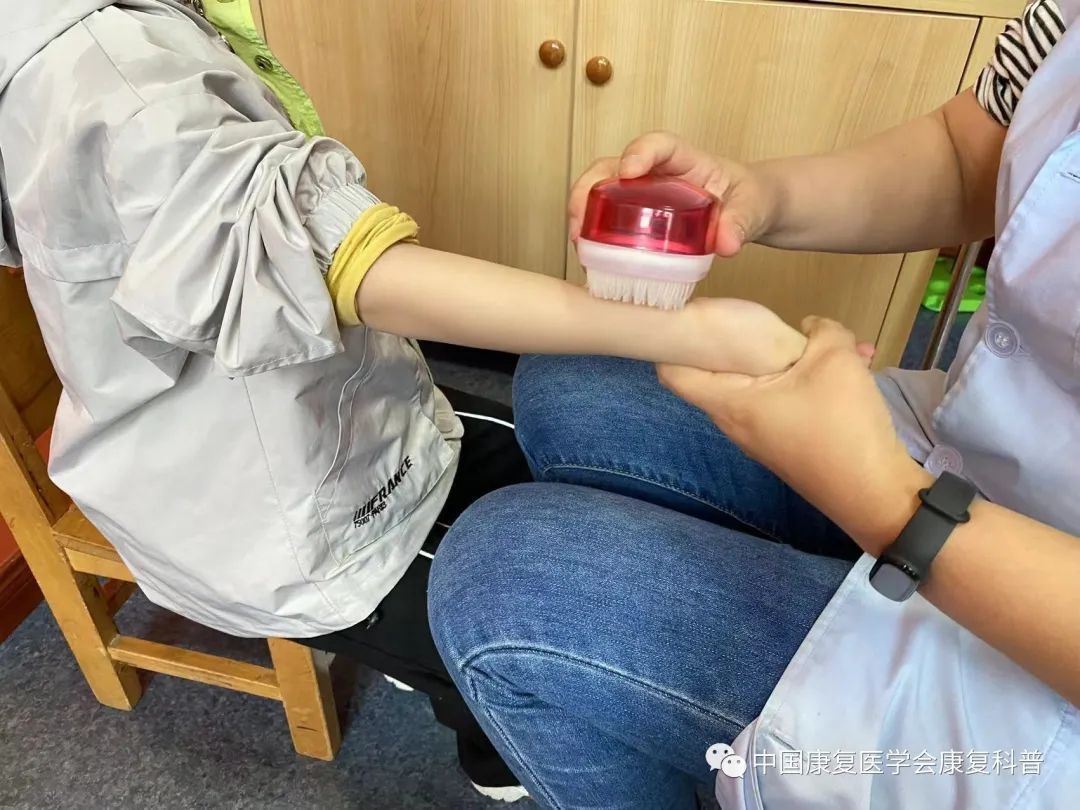 感觉统合训练小游戏_家庭感觉统合游戏_感统训练单腿椅