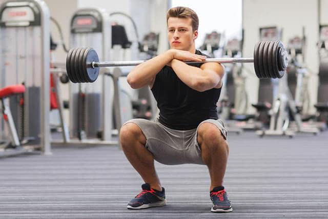 颈前深蹲训练教程_股四头肌训练椅_深蹲锻炼股四头肌