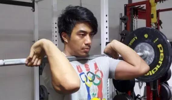 股四头肌训练椅_颈前深蹲训练教程_深蹲锻炼股四头肌