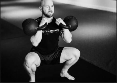 颈前深蹲训练教程_深蹲锻炼股四头肌_股四头肌训练椅