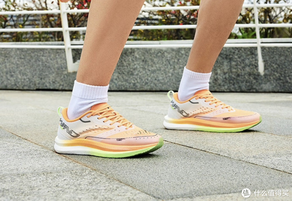 跑鞋300元配置特点_网上买什么牌子跑步机好？_国产跑鞋300元性价比