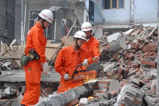 地震时驾车自救_地震中车内逃生技巧_6.5级地震会死人吗