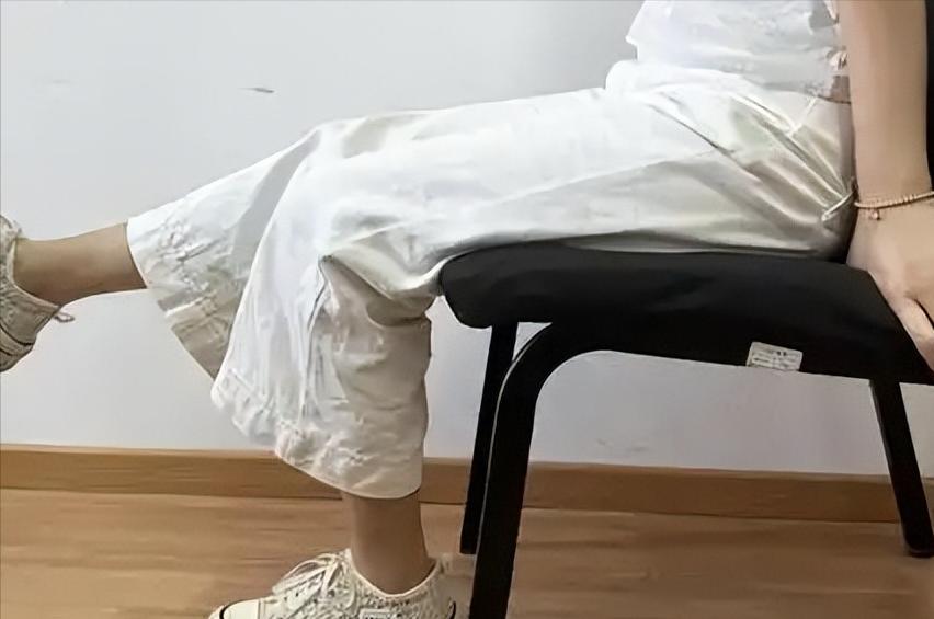 膝盖疼痛缓解训练_膝盖养护动作指南_股四头肌训练椅