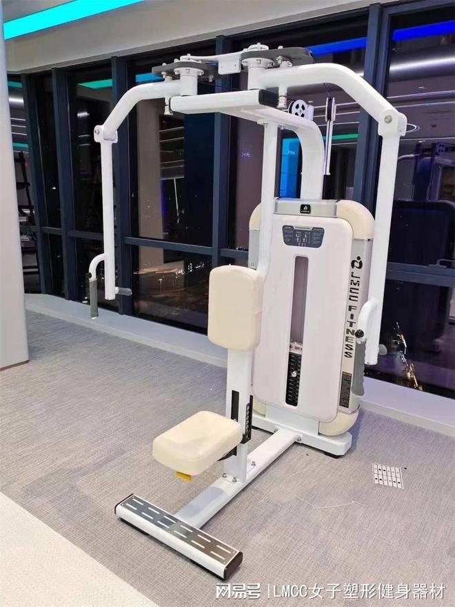 综合训练器效果_蝴蝶式训练器锻炼效果_蝴蝶式训练器动作原理